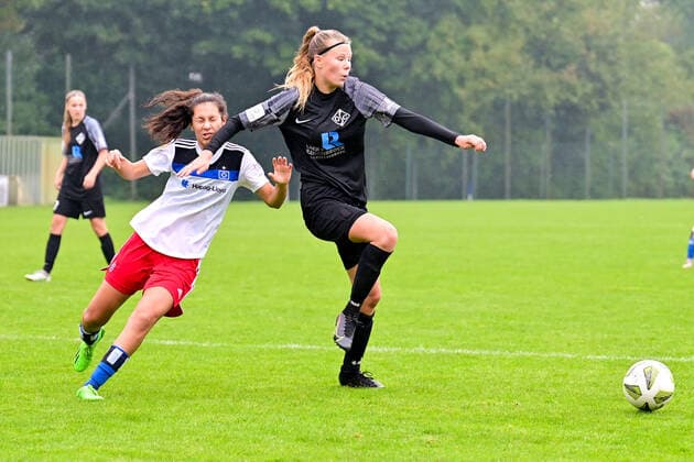 Soccer I Juniors I Season 2022 2023 I Bundesliga Nord Nordost I 3 Matchday I Hamburger SV U17 Osnabrücker SC I 24 09 2022 Almudena Sierra 18, Hamburger SV U17 gets the arm of Luise Hausfeld 16, Osnabrücker SC in the face in a duel Norderstedt Paul Hauenschild places Schleswig Holstein Germany Copyright: xLobeca WolfxGebhardtx