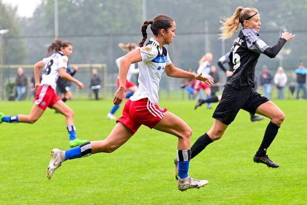 Soccer I Junior I Season 2022 2023 I Bundesliga Nord Nordost I 3 Matchday I Hamburger SV U17 Osnabrücker SC I 24 09 2022 Amira Marlene Dahl 7, Hamburger SV U17 Norderstedt Paul Hauenschild places Schleswig Holstein Germany Copyright: xLobeca WolfxGebhardtx