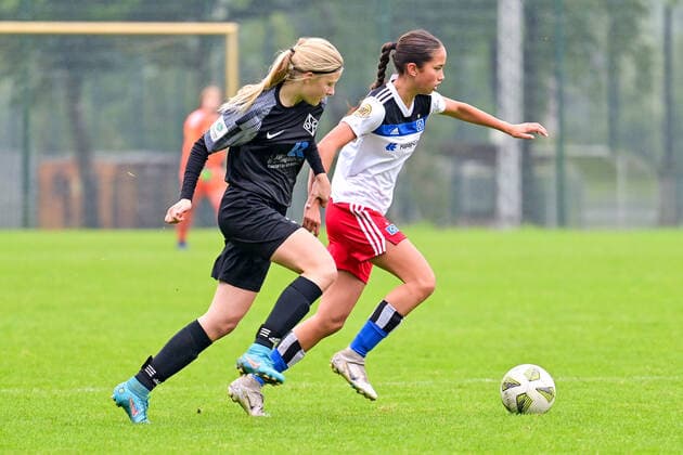 Soccer I Junior Girls I Season 2022 2023 I Bundesliga Nord Nordost I 3 Matchday I Hamburger SV U17 Osnabrücker SC I 24 09 2022 Madeleine Sapich 3, Osnabrücker SC in a running duel with Amira Marlene Dahl 7, Hamburger SV U17 Norderstedt Paul Hauenschild places Schleswig Holstein Germany Copyright: xLobeca WolfxGebhardtx