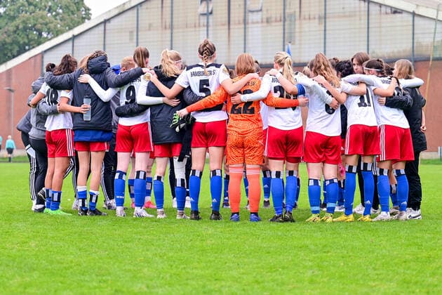 Soccer I Junior I Season 2022 2023 I Bundesliga Nord Nordost I 3 Matchday I Hamburger SV U17 Osnabrücker SC I 24 09 2022 The Hamburger SV U17 team stands in the circle after the home victory, the coach gives a speech Norderstedt Paul Hauenschild places Schleswig Holstein Germany Copyright: xLobeca WolfxGebhardtx