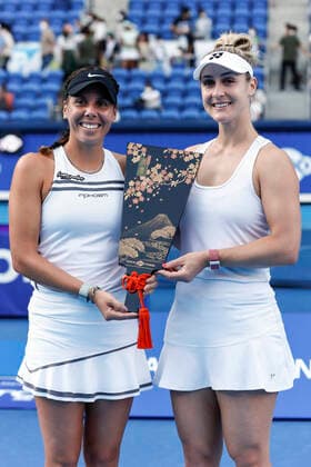 September 25, 2022, Tokyo, Japan: (L to R) Giuliana OLMOS (MEX) and Gabriela DABROWSKI (CAN) pose for the cameras after winning the Doubles Final match against Nicole MELICHAR-MARTINEZ (USA) and Ellen PEREZ (AUS) during the TORAY PAN PACIFIC OPEN TENNIS TOURNAMENT 2022 at Ariake Coliseum. The tournament is held from September 17 to 25. Olmos and Dabrowski won 6:4,6:4. Tokyo Japan - ZUMAm191 20220925_zap_m191_028 Copyright: xRodrigoxReyesxMarinx