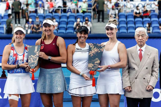 September 25, 2022, Tokyo, Japan: (L to R) Ellen PEREZ and Nicole MELICHAR-MARTINEZ (runners-up) pose for the cameras alongside Giuliana OLMOS and Gabriela DABROWSKI, winners of the Doubles Final match for the TORAY PAN PACIFIC OPEN TENNIS TOURNAMENT 2022 at Ariake Coliseum. The tournament is held from September 17 to 25. Olmos and Dabrowski won 6:4,6:4. Tokyo Japan - ZUMAm191 20220925_zap_m191_031 Copyright: xRodrigoxReyesxMarinx