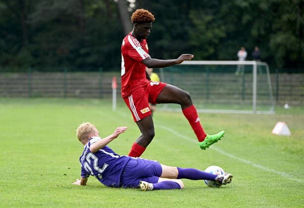 Football, U 17, Season 2022 23, B Junior Bundesliga, Staffel Nord Nordost 5 Matchday, Catch-up game , 1 FC Union Berlin FC Erzgebirge Aue, v l Niklas Schmidt Aue , Eligius Hounsa U17, 1 FC Union Berlin 24 09 2022, Copyright: xMatthiasxKochx