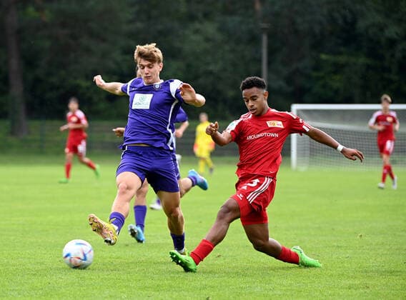 Football, U 17, Season 2022 23, B Junior Bundesliga, Staffel Nord Nordost 5 Matchday, Catch-up match , 1 FC Union Berlin FC Erzgebirge Aue, v l Daniel Pavlov Aue , Jerome Kortebusch Union , 24 09 2022, Copyright: xMatthiasxKochx