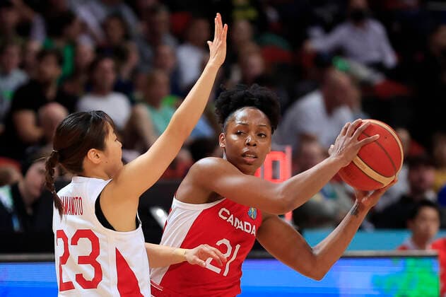 BASKETBALL AUSTRALIA SERBIA, Nirra Fields of Canada looks to pass, guarded by Mai Yamamoto of Japan during the 2022 FIBA Women s Basketball World Cup match between Australia and Serbia at Qudos Bank Arena in Sydney, Sunday, September 25, 2022. ( NO ARCHIVING, EDITORIAL USE ONLY, NO USE IN BOOKS WITHOUT CONSENT SYDNEY NEW SOUTH WALES AUSTRALIA  Copyright: xMARKxEVANSx 20220925001707609997