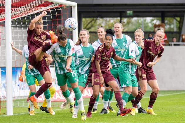 Sport Themen der Woche KW38 Linda Dallmann 10 (FC Bayern Frauen), Jasmin Sehan 15 (SV Werder Bremen), Michaela Brandenburg 14 (SV Werder Bremen), Glodis Perla Viggosdottir 4 (FC Bayern Frauen), FC Bayern Frauen Muenchen vs. SV Werder Bremen, Flyeralarm Frauen-Bundesliga, 25.09.22 DFB regulations prohibit any use of photographs as image sequences and or quasi-video. (kolbert-press) Muenchen Bayern Deutschland *** Linda Dallmann 10 FC Bayern Frauen , Jasmin Sehan 15 SV Werder Bremen , Michaela Brandenburg 14 SV Werder Bremen , Glodis Perla Viggosdottir 4 FC Bayern Frauen , FC Bayern Frauen Muenchen vs SV Werder Bremen, Flyeralarm Frauen Bundesliga, 25 09 22 DFB regulations prohibit any use of photographs as image sequences and or quasi video kolbert press Muenchen Bayern Germany Copyright: xkolbert-press UlrichxGamelx