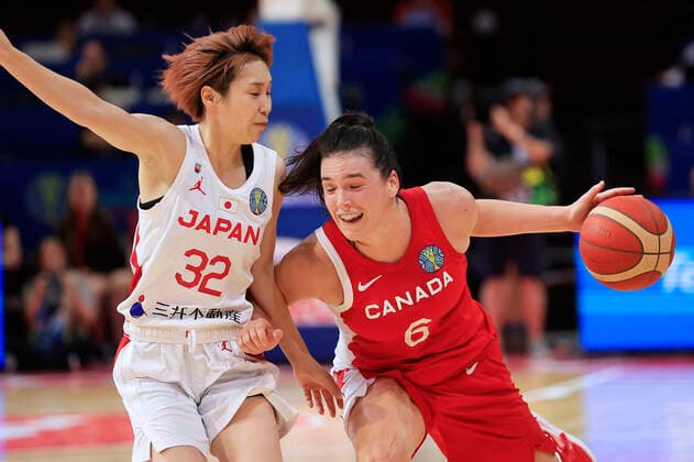 BASKETBALL AUSTRALIA SERBIA, Bridget Carleton of Canada drives to the basket guarded by Saori Miyazaki of Japan during the 2022 FIBA Women s Basketball World Cup match between Australia and Serbia at Qudos Bank Arena in Sydney, Sunday, September 25, 2022. ( NO ARCHIVING, EDITORIAL USE ONLY, NO USE IN BOOKS WITHOUT CONSENT SYDNEY NEW SOUTH WALES AUSTRALIA  Copyright: xMARKxEVANSx 20220925001707614245