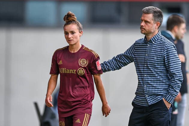 v.li.: Lina Maria Magull (FC Bayern München, FCB, 16) wird nach Ihrer Auswechslung von Trainer Alexander Straus (Coach, Headcoach, FC Bayern München, FCB) geherzt, 25.09.2022, München (Deutschland), Fussball, Flyeralarm Frauen-Bundesliga, FC Bayern München - SV Werder Bremen, DFB DFL REGULATIONS PROHIBIT ANY USE OF PHOTOGRAPHS AS IMAGE SEQUENCES AND OR QUASI-VIDEO. *** v li Lina Maria Magull FC Bayern München, FCB, 16 is being hugged after her substitution by coach Alexander Straus Coach, Headcoach, FC Bayern München, FCB, 25 09 2022, Munich Germany , Football, Flyeralarm Frauen Bundesliga, FC Bayern München SV Werder Bremen, DFB DFL REGULATIONS PROHIBIT ANY USE OF PHOTOGRAPHS AS IMAGE SEQUENCES AND OR QUASI VIDEO xslx