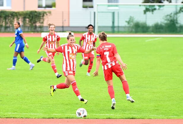 Football, Women, Regionalliga Norost, season 2022 2023 5 matchday , 1 FC Union Berlin FC Hertha 03 Zehlendorf, v l Elisa Spolaczyk 1 Women 1 FC Union , Lisa Heiseler 1 Women 1 FC Union , cheering after goal to 1 0, 25 09 2022, Copyright: xMatthiasxKochx