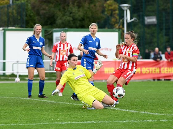 Football, Women, Regionalliga Norost, season 2022 2023 5 matchday , 1 FC Union Berlin FC Hertha 03 Zehlendorf, v l goalkeeper Marie Carola Ulrich Zehlendorf , Lisa Heiseler 1 Women 1 FC Union , 25 09 2022, Copyright: xMatthiasxKochx
