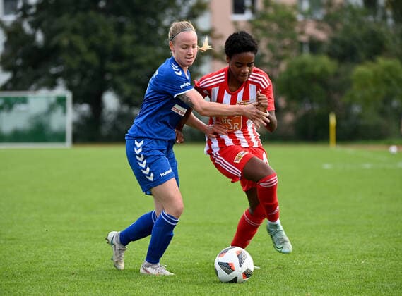 Football, Women, Regionalliga Norost, season 2022 2023 5 matchday , 1 FC Union Berlin FC Hertha 03 Zehlendorf, v l Katharina Hoffmann Hertha 03 , Naika Reissner 1 Women 1 FC Union , 25 09 2022, Copyright: xMatthiasxKochx
