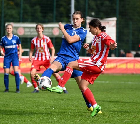 Football, Women, Regionalliga Norost, season 2022 2023 5 matchday , 1 FC Union Berlin FC Hertha 03 Zehlendorf, v l Nora Giannori Hertha 03 , Nour Youssef 1 Women 1 FC Union , 25 09 2022, Copyright: xMatthiasxKochx
