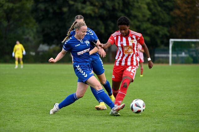Football, Women, Regionalliga Norost, season 2022 2023 5 matchday , 1 FC Union Berlin FC Hertha 03 Zehlendorf, v l Katharina Hoffmann Hertha 03 , Naika Reissner 1 Women 1 FC Union , 25 09 2022, Copyright: xMatthiasxKochx