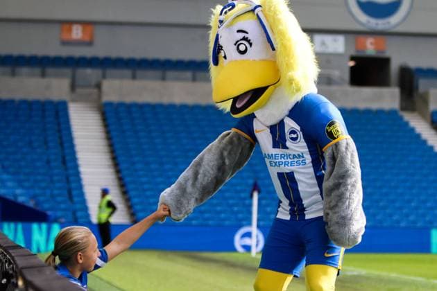 A brighton mascot fist pumps a ball girl ahead of the Barclays Womens Super League game between Brighton and Reading at The Amex Stadium. (Tom Phillips SPP) Copyright: xTomxPhillips SPPx spp-en-ToPh-20220925130113_IMG_1798