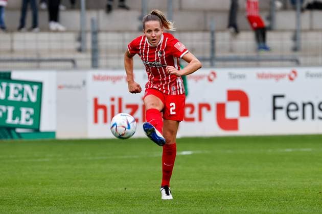 SC Freiburg vs Eintracht Frankfurt, football, Flyeralarm Frauen Bundesliga, 2 Spieltag, Spielzeit 2022 2023, 25 09 2022 Lisa Karl SC Freiburg, 02 with a pass , SC Freiburg vs Eintracht Frankfurt, football, Flyeralarm Frauen Bundesliga, 2 Spieltag, Spielzeit 2022 2023, 25 09 2022, Dreisamstadion, Freiburg, Germany DFB regulations prohibit any use of photographs as image sequences and or quasi video Copyright: xBEAUTIFULxSPORTS G.xHubbsx