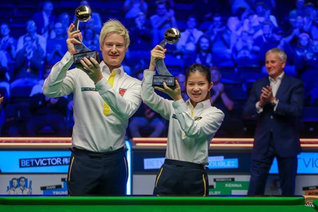 Bilder des Jahres 2022, Sport 09 September Sport Themen der Woche KW38 Sport Bilder des Tages Snooker World Mixed Doubles 2022 Neil Robertson & Mink Nutcharut win the BetVictor World Mixed Doubles and celebrate with their unique trophy at Marshall Arena, Milton Keynes, United Kingdom on 25 September 2022. Milton Keynes Marshall Arena Buckinghamshire United Kingdom Editorial use only , Copyright: xColinxPoultneyx PSI-16022-0078