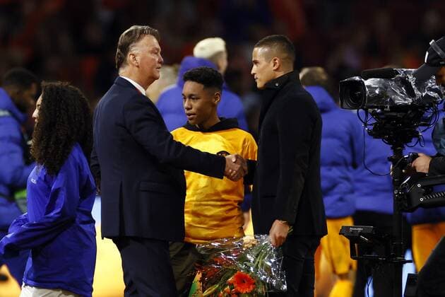 AMSTERDAM - (lr) Holland coach Louis van Gaal, Ibrahim Afellay during the UEFA Nations League match between the Netherlands and Belgium at the Johan Cruijff ArenA on August 6, 2022 in Amsterdam, Netherlands. KOEN VAN WEEL UEFA Nations League - League Path Group 4 2022 xVIxANPxSportx xxANPxIVx *** AMSTERDAM lr Holland coach Louis van Gaal, Ibrahim Afellay during the UEFA Nations League match between the Netherlands and Belgium at the Johan Cruijff ArenA on August 6, 2022 in Amsterdam, Netherlands KOEN VAN WEEL UEFA Nations League Path Group 4 2022 xVIxANPxSportx xxANPxIVx 455352558 originalFilename: 455352558.jpg