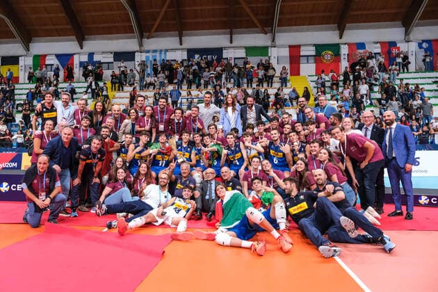 Bilder des Jahres 2022, Sport 09 September Sport Themen der Woche KW38 Sport Bilder des Tages September 25, 2022, Montesilvano Vasto, Italy: Montesilvano Vasto, Italy, Montesilvano Vasto, September 25, 2022, The Italian U20 national team, Nationalteam is European Champion during U20 European Championship, EM, Europameisterschaft - First place final - Italy vs Poland - Volleyball Intenationals. Volleyball Intenationals - U20 European Championship - First place final - Italy vs Poland, Montesilvano Vasto, Italy  - ZUMAl164 20220925_zsa_l164_035 Copyright: xDavidexDixLallax