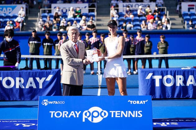 (L-R) Akihiro Nikkaku, Liudmila Samsonova (RUS), September 25, 2022 - Tennis : Singles Victory Ceremony at Ariake Colosseum during TORAY PAN PACIFIC OPEN TENNIS 2022 in Tokyo, Japan. Noxthirdxpartyxsales  (199514224)