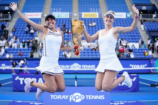 (L-R) Giuliana Olmos (MEX), Gabriela Dabrowski (CAN), September 25, 2022 - Tennis : Doubles Victory Ceremony at Ariake Colosseum during TORAY PAN PACIFIC OPEN TENNIS 2022 in Tokyo, Japan. Noxthirdxpartyxsales  (199522727)