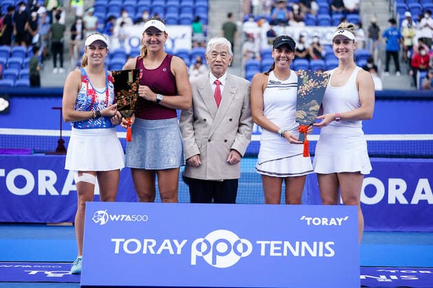 (C-R) Ellen Perez (AUS), Nicole Melichar-Martinez (USA), Akihiro Nikkaku, Giuliana Olmos (MEX), Gabriela Dabrowski (CAN), September 25, 2022 - Tennis : Doubles Victory Ceremony at Ariake Colosseum during TORAY PAN PACIFIC OPEN TENNIS 2022 in Tokyo, Japan. Noxthirdxpartyxsales  (199522728)