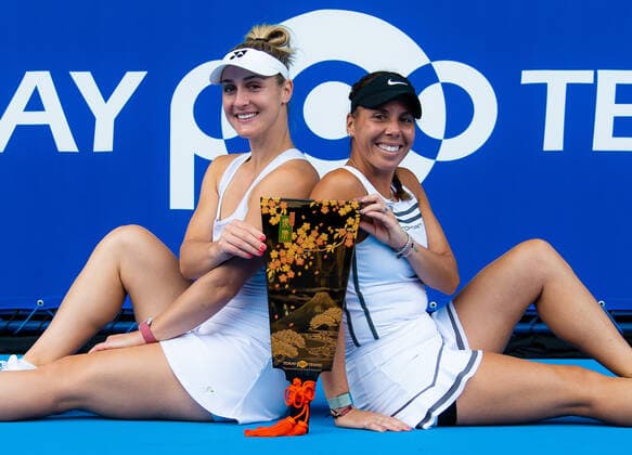 September 25, 2022, TOKIO, JAPAN: Giuliana Olmos of Mexico & Gabriela Dabrowski of Canada poses with their trophies after winning the doubles final of the 2022 Toray Pan Pacific Open WTA, Tennis Damen 500 tennis tournament TOKIO JAPAN - ZUMAa181 20220925_zaa_a181_046 Copyright: xRobxPrangex