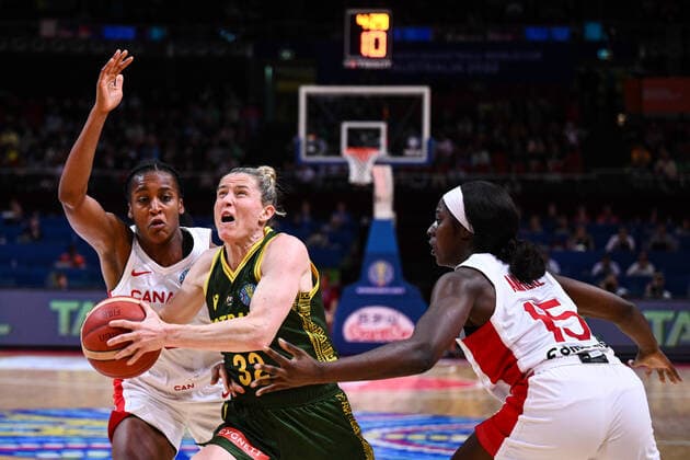 BASKETBALL CANADA AUSTRALIA, Samantha Whitcomb of Australia drives to the basket during the 2022 FIBA Women s Basketball World Cup match between Canada and Australia at Qudos Bank Arena in Sydney, Monday, September 26, 2022. ( NO ARCHIVING, EDITORIAL USE ONLY, NO USE IN BOOKS WITHOUT CONSENT  Copyright: xJAMESxGOURLEYx 20220926001707968870