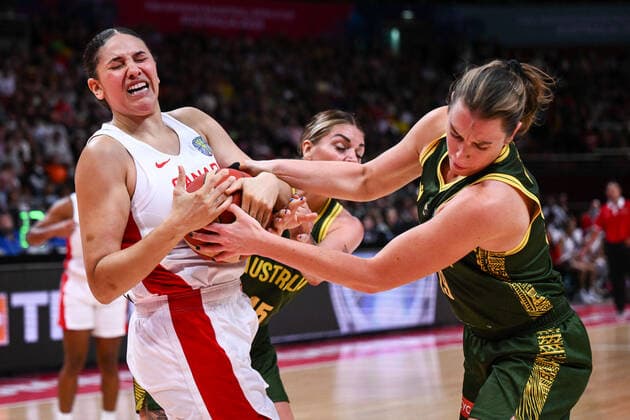 BASKETBALL CANADA AUSTRALIA, Natalie Achonwa of Canada and Cayla George of Australia vie for the ball during the 2022 FIBA Women s Basketball World Cup match between Canada and Australia at Qudos Bank Arena in Sydney, Monday, September 26, 2022. ( NO ARCHIVING, EDITORIAL USE ONLY, NO USE IN BOOKS WITHOUT CONSENT  Copyright: xJAMESxGOURLEYx 20220926001707976021
