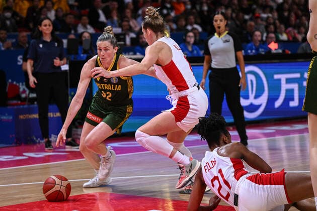 BASKETBALL CANADA AUSTRALIA, Samantha Whitcomb of Australia drives to the basket during the 2022 FIBA Women s Basketball World Cup match between Canada and Australia at Qudos Bank Arena in Sydney, Monday, September 26, 2022. ( NO ARCHIVING, EDITORIAL USE ONLY, NO USE IN BOOKS WITHOUT CONSENT  Copyright: xJAMESxGOURLEYx 20220926001707976409