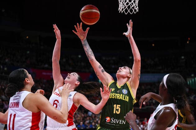BASKETBALL CANADA AUSTRALIA, Cayla George of Australia jumps for the ball with Bridget Carleton of Canada during the 2022 FIBA Women s Basketball World Cup match between Canada and Australia at Qudos Bank Arena in Sydney, Monday, September 26, 2022. ( NO ARCHIVING, EDITORIAL USE ONLY, NO USE IN BOOKS WITHOUT CONSENT  Copyright: xJAMESxGOURLEYx 20220926001707976617