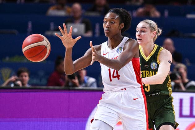 BASKETBALL CANADA AUSTRALIA, Kayla Alexander of Canada drives to the basket during the 2022 FIBA Women s Basketball World Cup match between Canada and Australia at Qudos Bank Arena in Sydney, Monday, September 26, 2022. ( NO ARCHIVING, EDITORIAL USE ONLY, NO USE IN BOOKS WITHOUT CONSENT  Copyright: xJAMESxGOURLEYx 20220926001707980221