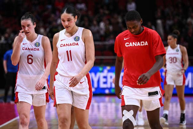 BASKETBALL CANADA AUSTRALIA, Bridget Carleton of Canada and Natalie Achonwa of Canada look dejected after the 2022 FIBA Women s Basketball World Cup match between Canada and Australia at Qudos Bank Arena in Sydney, Monday, September 26, 2022. ( NO ARCHIVING, EDITORIAL USE ONLY, NO USE IN BOOKS WITHOUT CONSENT  Copyright: xJAMESxGOURLEYx 20220926001707996917
