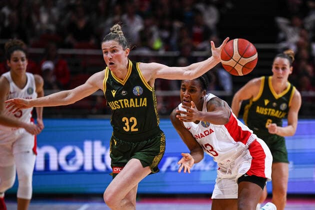 BASKETBALL CANADA AUSTRALIA, Samantha Whitcomb of Australia and Shay Colley of Canada challenge for the ball during the 2022 FIBA Women s Basketball World Cup match between Canada and Australia at Qudos Bank Arena in Sydney, Monday, September 26, 2022. ( NO ARCHIVING, EDITORIAL USE ONLY, NO USE IN BOOKS WITHOUT CONSENT  Copyright: xJAMESxGOURLEYx 20220926001707997557