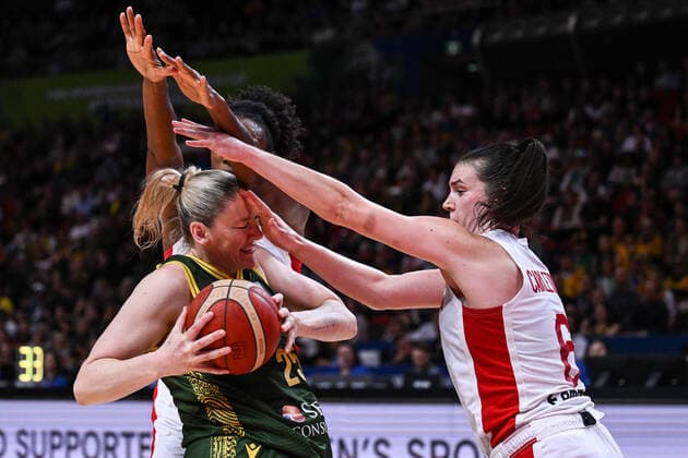 BASKETBALL CANADA AUSTRALIA, Lauren Jackson of Australia and Bridget Carleton of Canada during the 2022 FIBA Women s Basketball World Cup match between Canada and Australia at Qudos Bank Arena in Sydney, Monday, September 26, 2022. ( NO ARCHIVING, EDITORIAL USE ONLY, NO USE IN BOOKS WITHOUT CONSENT  Copyright: xJAMESxGOURLEYx 20220926001707997648