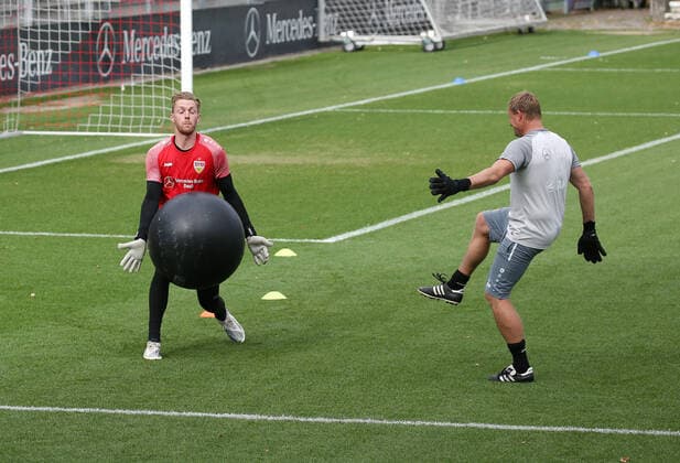 Sport Themen der Woche KW39 Sport Bilder des Tages 26.09.2022, Deutschland, Stuttgart, Fußball Bundesliga, VfB Stuttgart Training, v.l. Florian Müller, Torwart-Trainer Kai Rabe *** 26 09 2022, Germany, Stuttgart, soccer Bundesliga, VfB Stuttgart training, v l Florian Müller, goalkeeper coach Kai Rabe