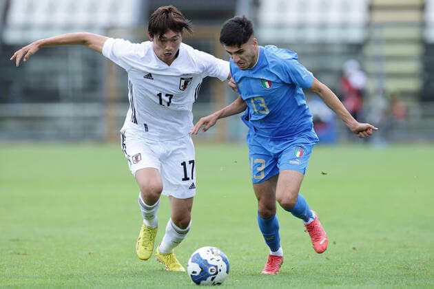 Shota Fujio of Japan and Fabiano Parisi of Italy compete for the ball during the friendly football match between Italy U21, U 21 and Japan U21 at Teofilo Patini stadium in Castel di Sangro (Italy), September 26th, 2022. Photo Cesare Purini Insidefoto cesarexpurini