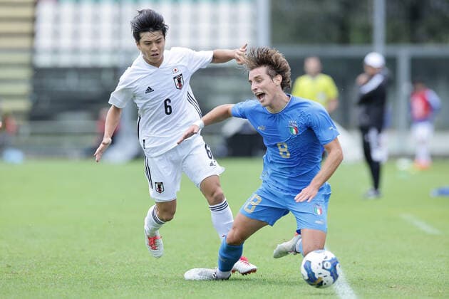Sota Kawasaki of Japan and Edoardo Bove of Italy compete for the ball during the friendly football match between Italy U21, U 21 and Japan U21 at Teofilo Patini stadium in Castel di Sangro (Italy), September 26th, 2022. Photo Cesare Purini Insidefoto cesarexpurini