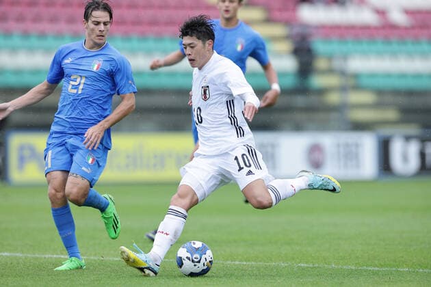 Nicolo Fagioli of Italy and Yuito Suzuki of Japan compete for the ball during the friendly football match between Italy U21, U 21 and Japan U21 at Teofilo Patini stadium in Castel di Sangro (Italy), September 26th, 2022. Photo Cesare Purini Insidefoto cesarexpurini