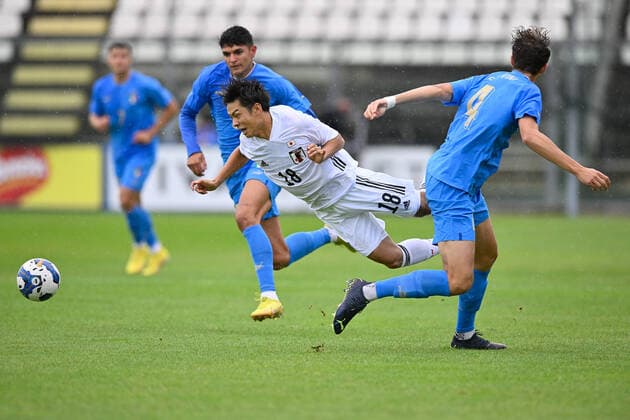 26th September 2022; Teofilo Tadini Stadium, Castel di Sangro, Italy; U21, U 21 Friendly football Match, Italy versus Japan; Koki Saito of Japan and Giorgio Scalvini of Italy  ActionPlus12430535 AllShotLive