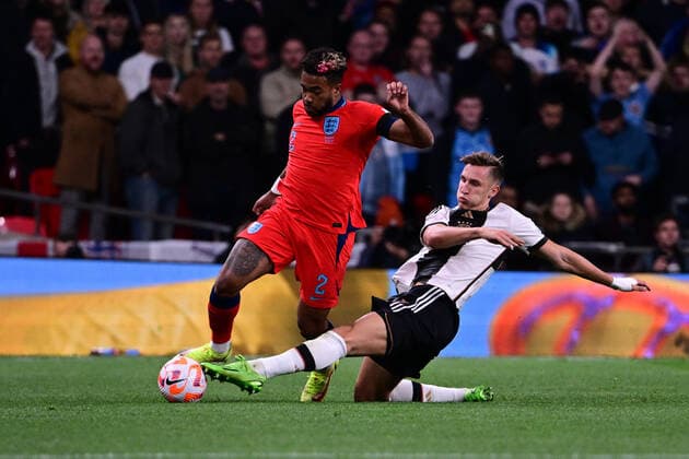 Reece James England one-on-one, action, with Nico Schlotterbeck Germany , England vs Germany, Football, Nations League, Matchday 6, 26 09 2022 DFB regulations prohibit any use of photographs as image sequences and or quasi video Copyright: xkolbert-press MarcxNiemeyerx
