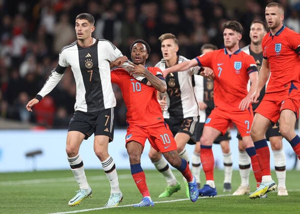 England gegen Deutschland 26. September 2022, London UEFA Nations League Liga A Gruppe 3 England gegen Deutschland Kai Havertz von Deutschland kämpft mit Raheem Sterling von England Foto Charlotte Wilson Abseits London UK  Copyright: xCharlottexWilsonx xOffsidexOffside