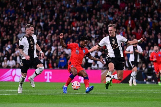 David Raum and Nico Schlotterbeck Germany one-on-one, action, with Raheem Sterling England , England vs Germany, football, Nations League, Matchday 6, 26 09 2022 DFB regulations prohibit any use of photographs as image sequences and or quasi video Copyright: xkolbert-press MarcxNiemeyerx