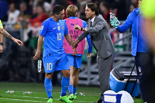Foto Fabio Ferrari LaPresse 26 Settembre 2022 - Budapest, Ungheria - calcio - Ungheria vs Italia - Uefa Nations League - Gruppo C Giornata 6 6 - Stadio Puskas Arena Park.Nella foto: Giacomo Raspadori (Italy)esulta dopo la rete gol 0-1 con Roberto Mancini Coach (Italy) September 26, 2022 Budapest, Hungary - sport soccer- Uefa Nations League - Group C 6 6 - Stadium Puskas Arena Park.-Park.In the pic:Giacomo Raspadori (Italy)celebrates after gol 0-1  Copyright: xFabioxFerrari LaPressex