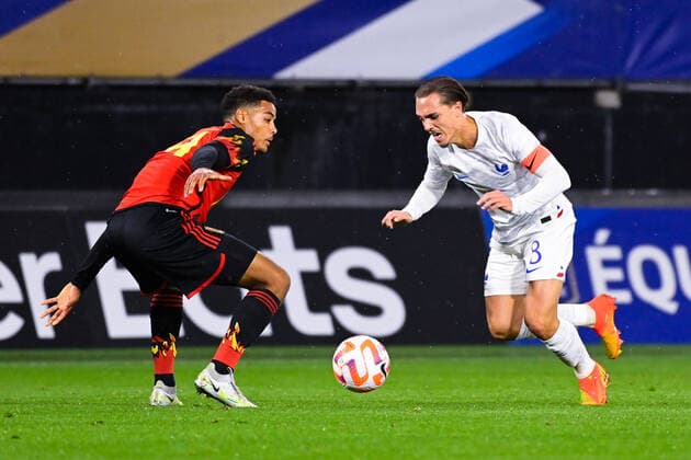 Maxence Caqueret ( 8 - France ) - Koni De Winter ( 14 - Belgique ) - FOOTBALL : France vs Belgique - Valenciennes - Amical Espoirs - 26 09 2022 FedericoPestellini Panoramic 