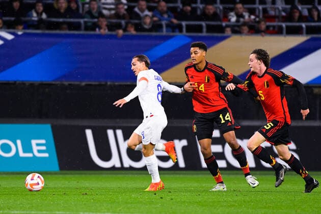 Maxence Caqueret ( 8 - France ) - Koni De Winter ( 14 - Belgique ) - FOOTBALL : France vs Belgique - Valenciennes - Amical Espoirs - 26 09 2022 FedericoPestellini Panoramic 