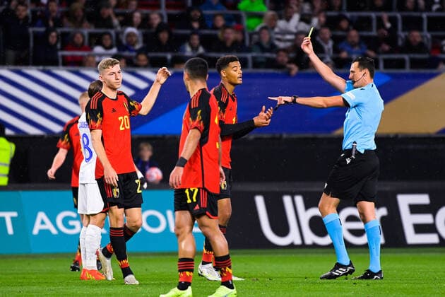 Carton jaune de Alessandro Dudic ( arbitre ) pour Koni De Winter ( 14 - Belgique ) - FOOTBALL : France vs Belgique - Valenciennes - Amical Espoirs - 26 09 2022 FedericoPestellini Panoramic 