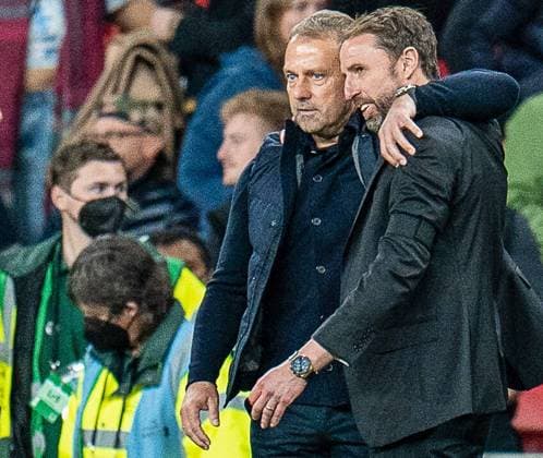Sport Themen der Woche KW39 Sport Bilder des Tages Hansi Flick (Deutschland, Chef-Trainer) und Gareth Southgate (England, Chef-Trainer) zollen sich gegenseitig nach Abpfiff Respekt für das Remis England vs. Deutschland Germany, Fussball, Nations League, DFB, 26.09.2022 DFB REGULATIONS PROHIBIT ANY USE OF PHOTOGRAPHS AS IMAGE SEQUENCES AND OR QUASI-VIDEO England vs. Deutschland Germany, Fussball, Nations League, DFB, 26.09.2022 London *** Hansi Flick Germany, head coach and Gareth Southgate England, head coach pay respect to each other after the final whistle for the draw England vs Germany Germany, Football, Nations League, DFB, 26 09 2022 DFB REGULATES PROHIBIT ANY USE OF PHOTOGRAPHS AS IMAGE SEQUENCES AND OR QUASI VIDEO England vs Germany Germany, Football, Nations League, DFB, 26 09 2022 London Copyright: xEibner-Pressefoto BahhoxKarax EP_EER