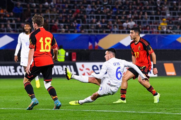 Enzo Le FÃ e ( 6 - France ) - Matisse Samoise ( 18 - Belgique ) - Anass Zaroury ( 17 - Belgique ) - FOOTBALL : France vs Belgique - Valenciennes - Amical Espoirs - 26 09 2022 FedericoPestellini Panoramic 