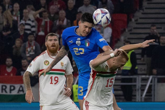 (220927) -- BUDAPEST, Sept. 27, 2022 -- Alessandro Bastoni (C) of Italy vies with Martin Adam (L) and Laszlo Kleinheisler of Hungary during their League A Group 3 match at the 2022 UEFA Nations League in Budapest, Hungary on Sept. 26, 2022. (Photo by Xinhua) (SP)HUNGARY-BUDAPEST-FOOTBALL-UEFA NATIONS LEAGUE-HUNGARY VS ITALY AttilaxVolgyi 