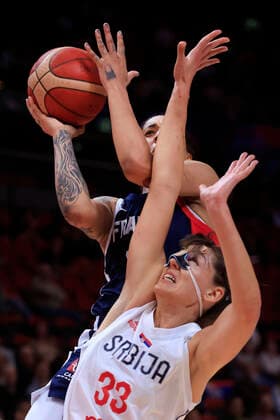 Sport Themen der Woche KW39 BASKETBALL SERBIA FRANCE, Gabby Williams of France lays the ball up as she is blocked by Tina Krajisnik of Serbia during the 2022 FIBA Women s Basketball World Cup match between Serbia and France at Qudos Bank Arena in Sydney, Tuesday, September 27, 2022. ( NO ARCHIVING, EDITORIAL USE ONLY, NO USE IN BOOKS WITHOUT CONSENT SYDNEY NEW SOUTH WALES AUSTRALIA  Copyright: xMARKxEVANSx 20220927001708314561